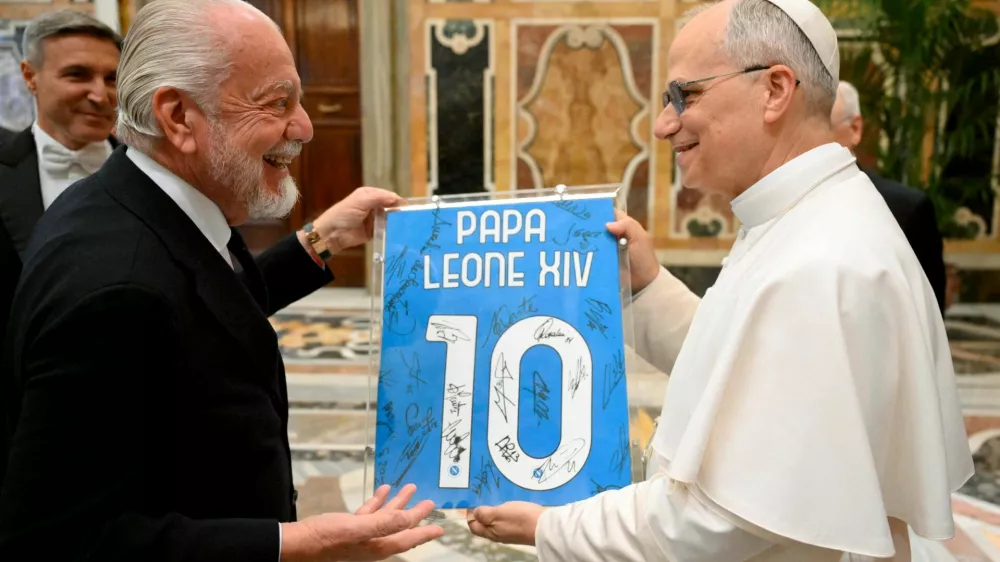 Pope Leo XIV meets with Napoli president Aurelio De Laurentiis after Serie A title victory, at the Vatican, May 27, 2025.  Simone Risoluti/Vatican Media/&shy;Handout via REUTERS  ATTENTION EDITORS - THIS IMAGE WAS PROVIDED BY A THIRD PARTY.   TPX IMAGES OF THE DAY