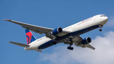 Letalo družbe Delta med pristankom v Parizu. Slika je simbolična.