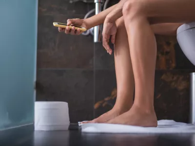 Kadar imamo telefon v roki, je tudi drža drugačna. / Foto: Istock