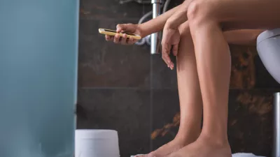 Kadar imamo telefon v roki, je tudi drža drugačna. / Foto: Istock