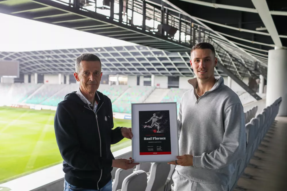 Priznanje Dnevnika za najbolj&scaron;ega nogometa&scaron;a sezone je Raulu Floruczu (desno) predal novinar &scaron;portne redakcije Jože Okorn. Foto:&nbsp;Bojan Velikonja