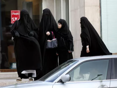 Saudi women wait for a car to arrive in Riyadh June 9, 2005. Conservative Saudis fear that allowing women to drive would expose them to strange men, and encourage young people to date which would be anathema to the traditional practice of arranged, or at least closely supervised, marriage. Picture taken June 9, 2005. To match feature Saudi-Women-Driving  REUTERS/Zainal Abd Halim