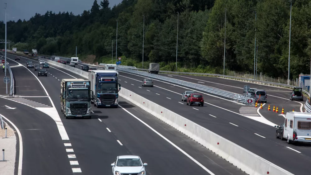 - 26.07.2018 - DARS &ndash; gorenjska avtocesta &ndash; cestniska postaja Torovo - ru&scaron;enje cestninske postaje in vzpostavitev normalnega profila avtoceste in tako dvigniti dovoljeno hitrost vožnje na 130 kilometrov na uro.  //FOTO: Jaka Gasar