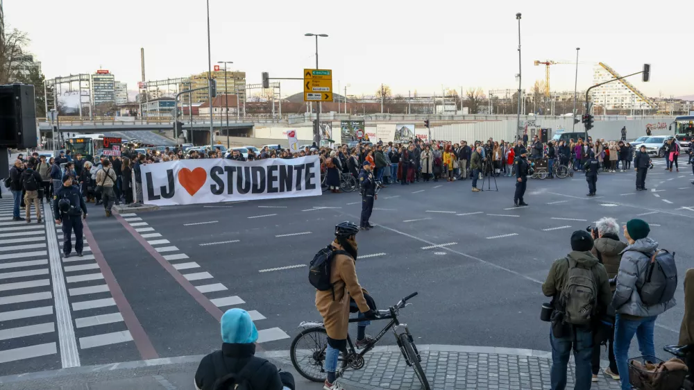 05.03.2025 - protestni shod v organizaciji ljudske fronte Mi smo Ljubljana, s katerim želijo podpreti &scaron;tudentske proteste v Srbiji in izraziti kritiko podpore ljubljanskega župana Zorana Jankovića srbskemu predsedniku Aleksandru Vučiću Foto: Luka Cjuha