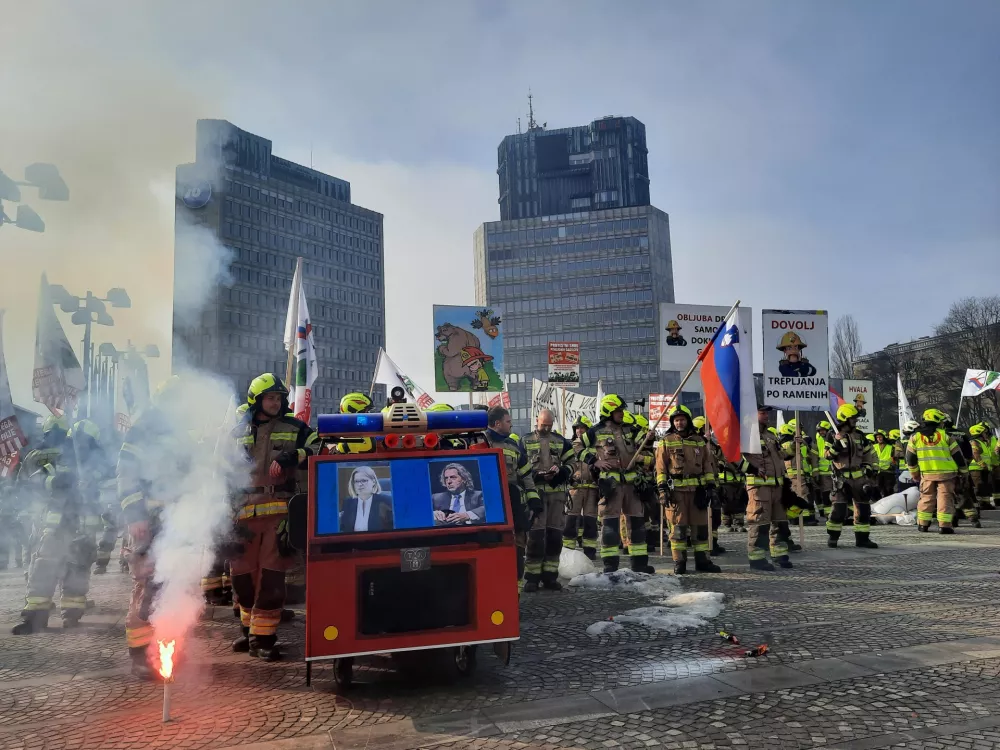 - 16.02.2023 &ndash; protestni shod Sindikata poklicnega gasilstva Slovenije (SPGS) &ndash; poklicni gasilci zahtevali odpravo krivičnih plačnih nesorazmerij in po&scaron;teno vrednotenje svojega dela - protest//FOTO: Luka Cjuha