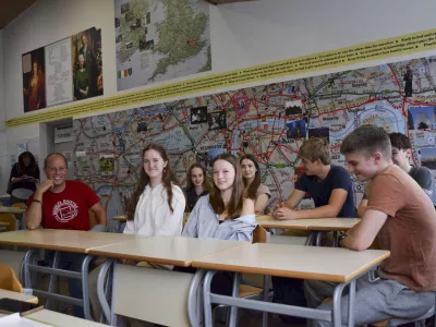 Dijaki četrtih letnikov kamni&scaron;ke gimnazije in srednje &scaron;ole Rudolfa Maistra so pred maturitetnim izpitom pri&scaron;li &scaron;e na zadnje konzultacije k profesorju angle&scaron;čine. Foto: Voranc Kramberger