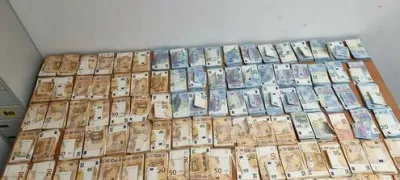 Denar, ki so ga zasegli v policijski akciji. 