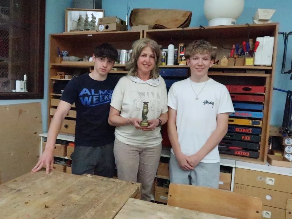 Vasja Jug, Rok Susič, deveto&scaron;olca O&Scaron; Solkan, inovatorja, in Mojca Milone, učiteljica tehnike / Foto: Nata&scaron;a Bucik Ozebek