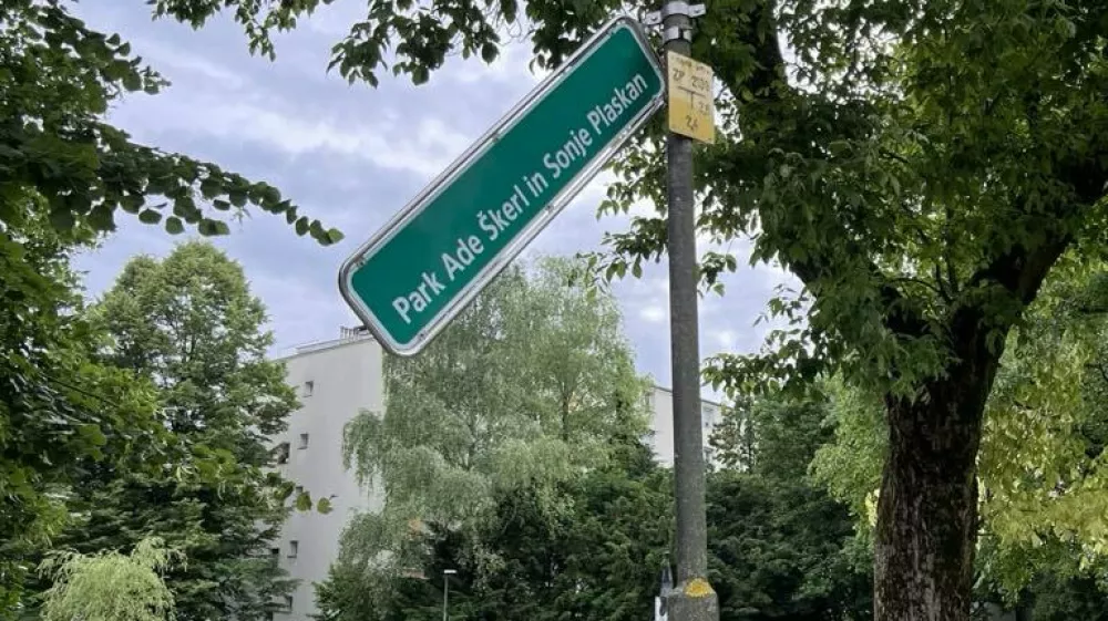 Po&scaron;kodovana tabla, ki označuje park Ade &Scaron;kerl in Sonje Plaskan. Foto: Brane Mozetič