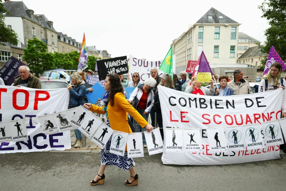 A group of alleged victims, members of women's collectives, NGO's and unions gather in front of the courthouse, on the day of the verdict of ex-surgeon Joel Le Scouarnec, charged with the aggravated rape and sexual assault against hundreds of children over several decades, in Vannes, Brittany, France, May 28, 2025. REUTERS/Stephane Mahe