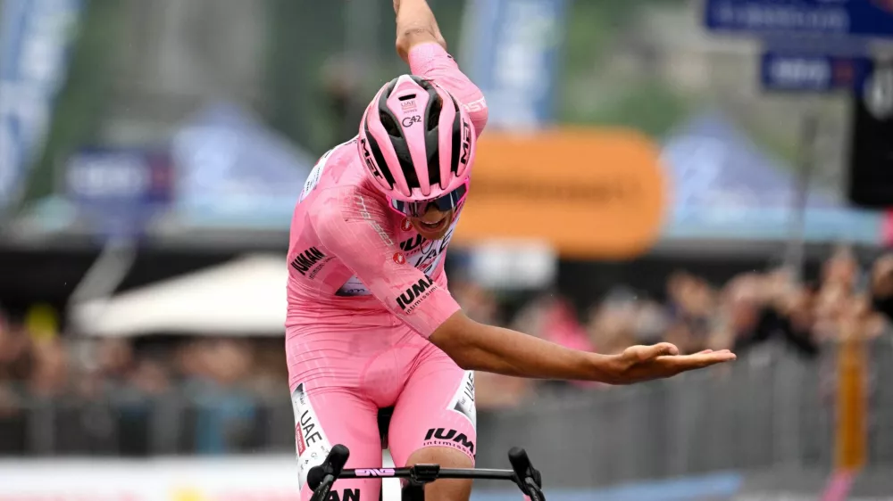 Cycling - Giro d'Italia - Stage 17 - San Michele all'Adige to Bormio - Italy - May 28, 2025 UAE Team Emirates's Isaac Del Toro celebrates as he crosses the finish line after stage 17 REUTERS/Jennifer Lorenzini