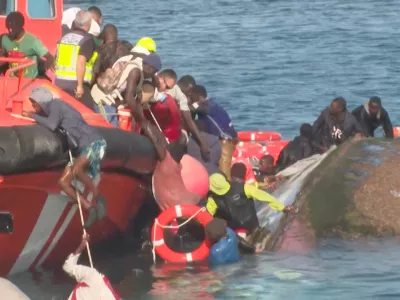 A view shows emergency services trying to rescue migrants from the water, as a migrant boat capsized as rescuers were escorting it to port in Spain's Canary Islands, in La Restinga, Spain May 28, 2025, in this screengrab obtained from a video. FORTA/Handout via REUTERS  THIS IMAGE HAS BEEN SUPPLIED BY A THIRD PARTY. SPAIN OUT. NO COMMERCIAL OR EDITORIAL SALES IN SPAIN
