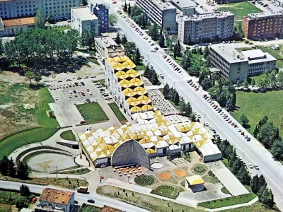 Hotel Argonavti je s svojo ekstravagantnostjo, materiali in solarno skulpturo v mlado mesto prinesel presežke v arhitekturnem oblikovanju. Foto: Leo Caharija