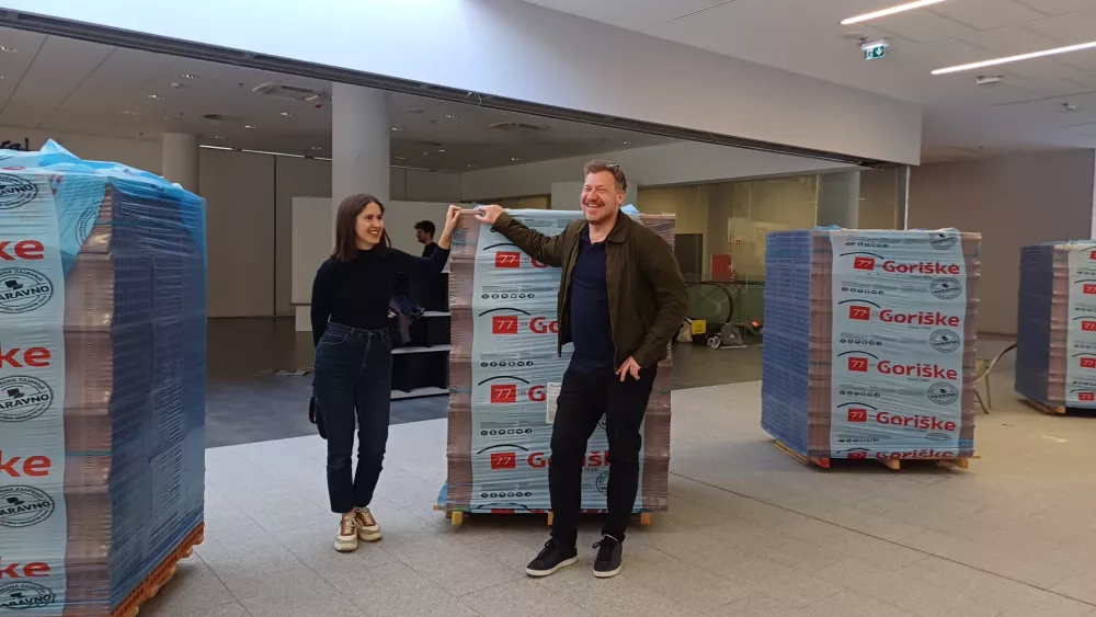 Arhitektka Eva Su&scaron;nik in umetnik Martin Bricelj Baraga med opekami, ki bodo gostile razstavo. Foto: Nata&scaron;a Bucik Ozebek