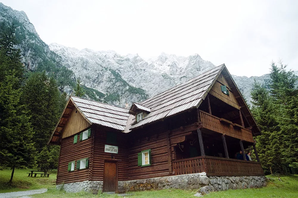 Planinska koča, Logarska dolina - Plan&scaron;arija Logarski kot se nahaja v bližini glavne ceste, ki vodi proti slapu Rinka