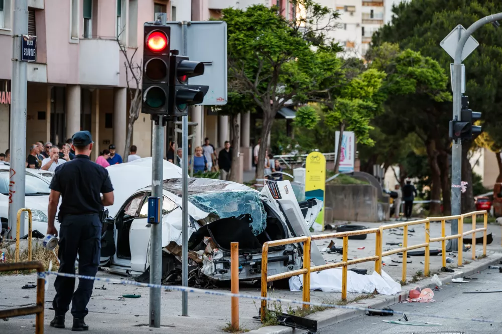 28.05.2025., Split. - Na krizanju Ulice Slobode i Velebitske Ulice dogodila se teska prometna nesreca sa smrtnim slucejem. Vozac auta koji je upravljao Teslom 3 prosao je sa laksim ozljedama. Photo: Zvonimir Barisin/PIXSELL