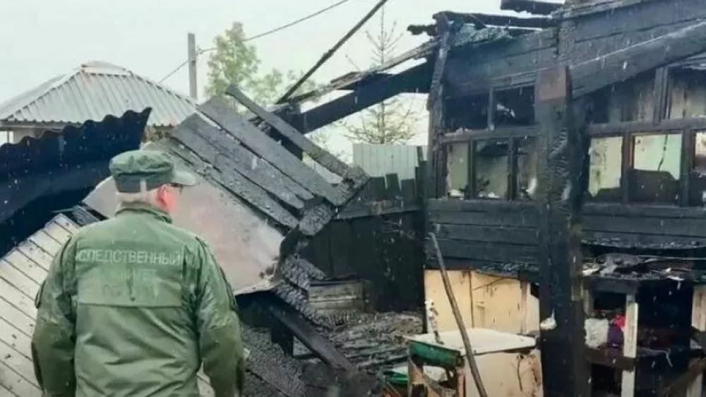 V kraju ob Bajkalskem jezeru v Irkutsku v Sibiriji je 17-letni Mihailo Paramonov izvedel množični poboj, potem pa &scaron;e zažgal hi&scaron;o. 
