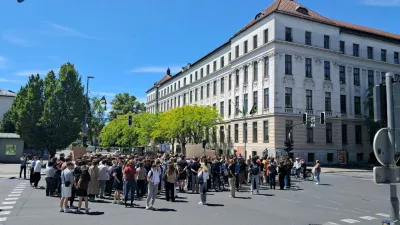 Protest v sredi&scaron;ču Ljubljane. Foto: Miha Turk