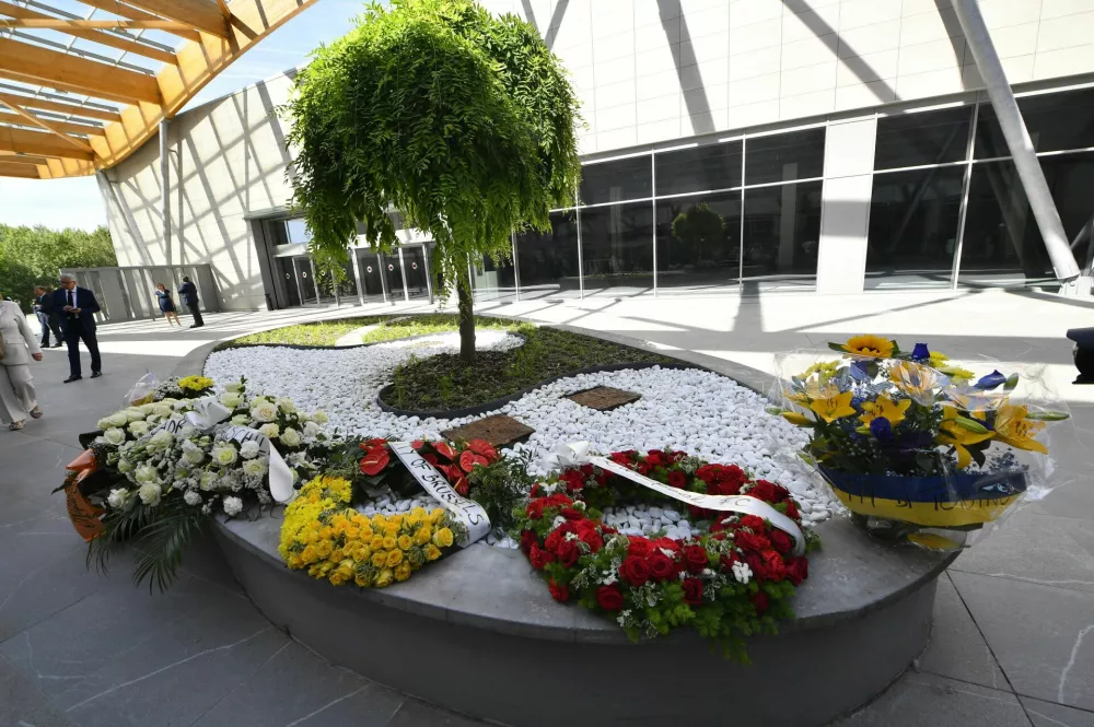Soccer Football - Juventus unveil new Heysel memorial marking 40th anniversary of disaster - Turin, Italy - May 29, 2025 People place bouquets to pay tribute to the victims of the Heysel Stadium disaster REUTERS/Massimo Pinca