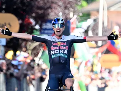 Cycling - Giro d'Italia - Stage 18 - Morbegno to Cesano Maderno - Italy - May 29, 2025 Red Bull - BORA - Hansgrohe's Nico Denz celebrates as he crosses the finish line to win stage 18 REUTERS/Jennifer Lorenzini