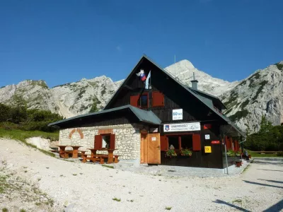 Po&scaron;tarski dom na Vr&scaron;iču ima med vsemi vr&scaron;i&scaron;kimi postojankami najlep&scaron;i razgled; na vzpetini pred domom je razgledna plo&scaron;ča z označenimi vrhovi, ki se vidijo. F Kranjska gora