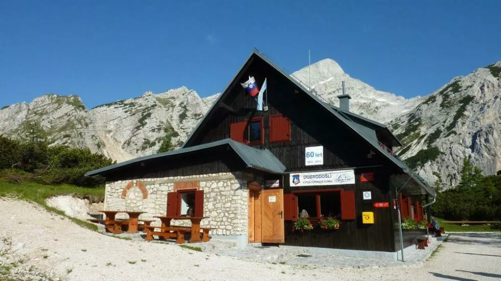 Po&scaron;tarski dom na Vr&scaron;iču ima med vsemi vr&scaron;i&scaron;kimi postojankami najlep&scaron;i razgled; na vzpetini pred domom je razgledna plo&scaron;ča z označenimi vrhovi, ki se vidijo. F Kranjska gora