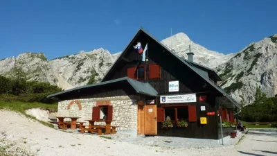 Po&scaron;tarski dom na Vr&scaron;iču ima med vsemi vr&scaron;i&scaron;kimi postojankami najlep&scaron;i razgled; na vzpetini pred domom je razgledna plo&scaron;ča z označenimi vrhovi, ki se vidijo. F Kranjska gora