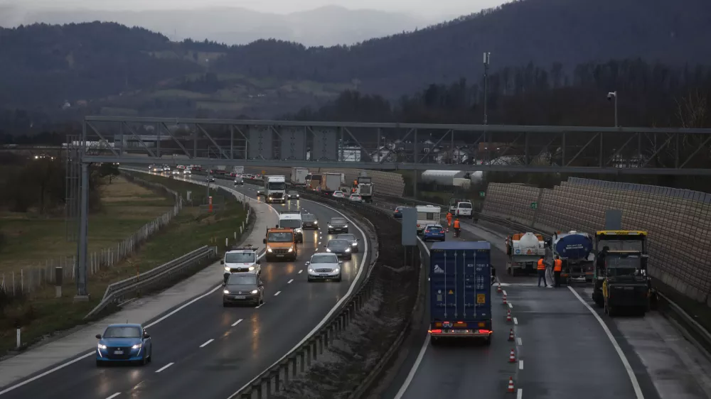 - 02.03.2024 &ndash; Primorska avtocesta odsek Brezovica - Vrhnika - zastoj - gneča zaradi obnovitvenih del//FOTO: Luka Cjuha