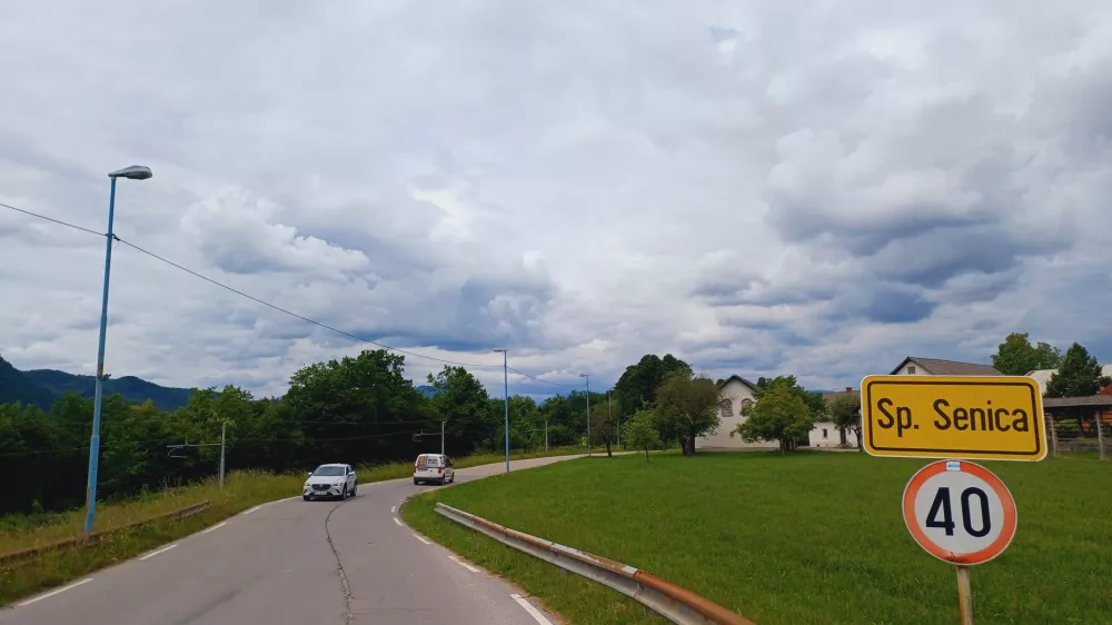 Kanalizacijsko omrežje za odvajanje komunalne odpadne vode v naseljih Spodnja in Zgornja Senica &scaron;e ni zgrajeno. Foto: Tina Jereb