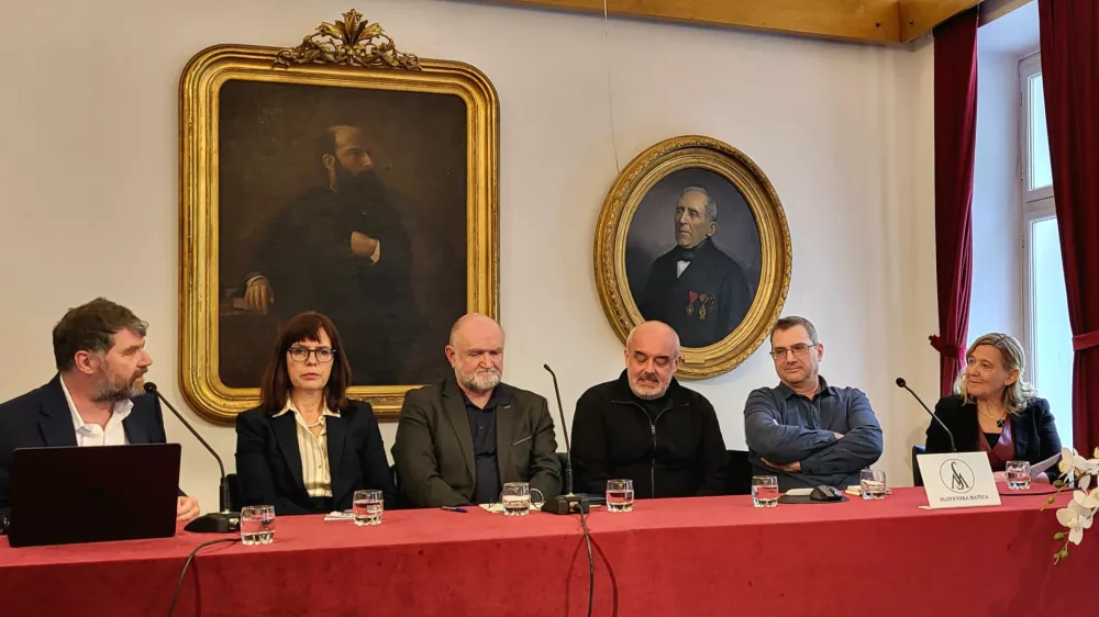 Ljubljana.Okrogla miza Umetna inteligenca in avtorska pravica v Sloveniji.Moderator Luka Novak, Maja Jug Hartman z Drustva slovenskih zaloznikov, ustanovitelj zalozbe Mis Janez Mis, kreativni direktor v oglasevalski agenciji Futura DDB Bostjan Napotnik, vodja Centra za jezikovne vire in tehnologije UL Simon Krek in urednica pri Slovenski matici Ignacija Fridl Jarc.