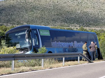 29.05.2025., Sibenik -Na Zupanijskoj cesti izmedju Sibenika i Tromilje, u blizini Bilica i Lugovica, dogodila se prometna nesreca u kojoj su sudjelovali autobus i osobno vozilo.Autobus je prevozio hrvatske vojnike iz Knina sa posla.Ozljedjenih nije bilo a promet se oidvija uz regulaciju prometne policije. Photo: Dusko Jaramaz/PIXSELL