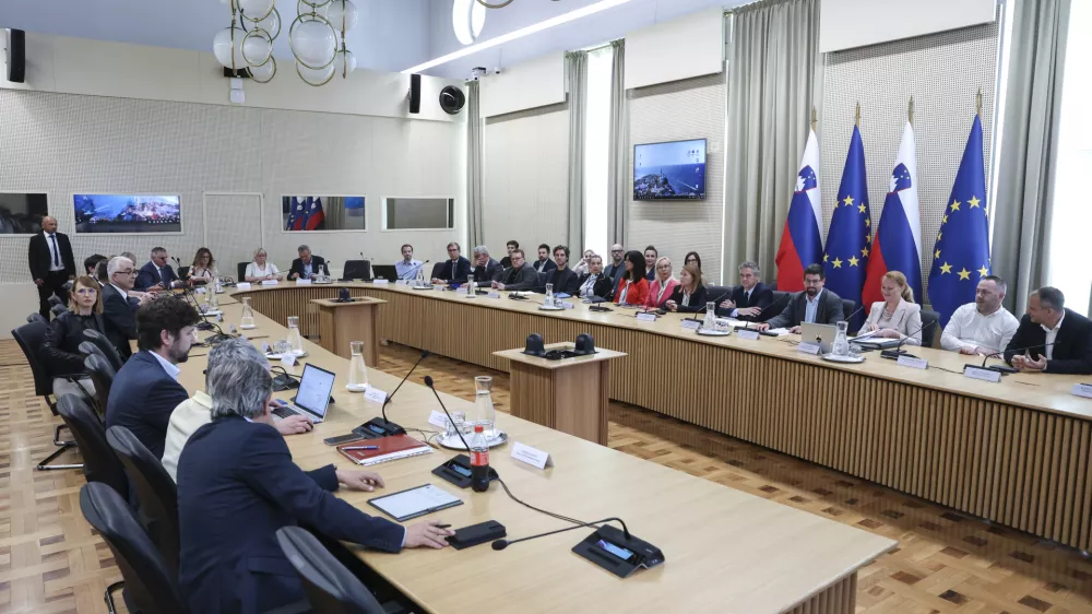 predsednik vlade dr. Robert Golob, predsedujoči ESS Jakob Počivav&scaron;ek, vodja Konfederacije sindikatov Slovenije Pergam- 04.07.2023 - Ekonomsko-socialni svet - izredna seja ESS - razprava o vodenju socialnega dialoga. //FOTO: Jaka Gasar