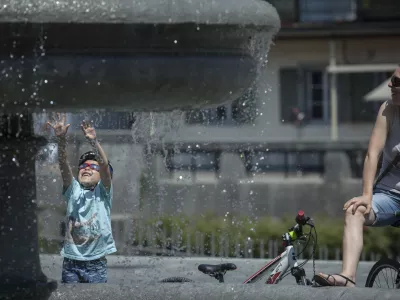 Novi trg, vodnjak Turja&scaron;kih vrtov - osvežitev v poletnem času.- poletje- 02.06.2015 - vremenska slika v Ljubljani - prvi vročinski val - visoke temperature - najvi&scaron;je dnevne temperature do 31 stopinj Celzija - vročina -     ///FOTO: Luka Cjuha.
