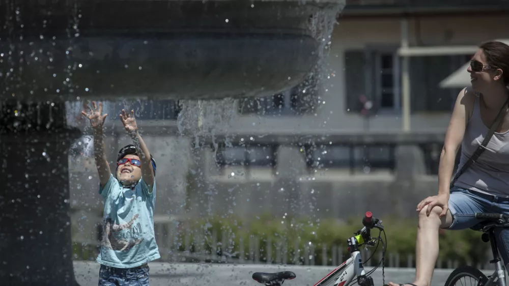 Novi trg, vodnjak Turja&scaron;kih vrtov - osvežitev v poletnem času.- poletje- 02.06.2015 - vremenska slika v Ljubljani - prvi vročinski val - visoke temperature - najvi&scaron;je dnevne temperature do 31 stopinj Celzija - vročina -     ///FOTO: Luka Cjuha.