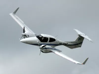 Dvomotorno letalo twin star simbolična