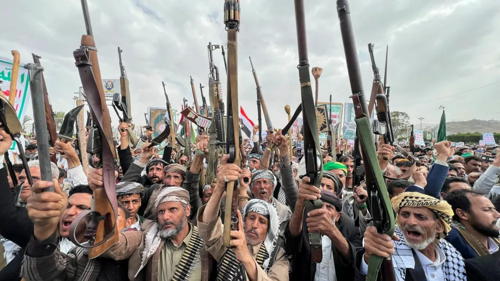Protesters hold weapons, during a demonstration of predominantly Houthi supporters to show solidarity with Palestinians in the Gaza Strip and to condemn U.S. strikes in Yemen, in Sanaa, Yemen May 30, 2025. REUTERS/Adel Al Khader