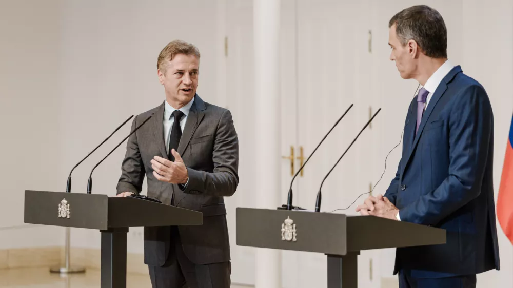 29 May 2025, Spain, Madrid: Spanish Prime Minister Pedro Sanchez and Slovenia's Prime Robert Golob hold a press conference following their meeting at the Moncloa Palace. Photo: Carlos Luj&aacute;n/EUROPA PRESS/dpa