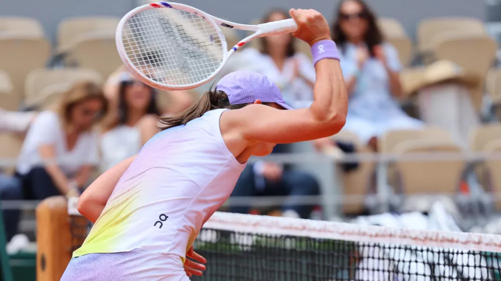 Tennis - French Open - Roland Garros, Paris, France - June 1, 2025 Poland's Iga Swiatek reacts during her fourth round match against Kazakhstan's Elena Rybakina REUTERS/Denis Balibouse