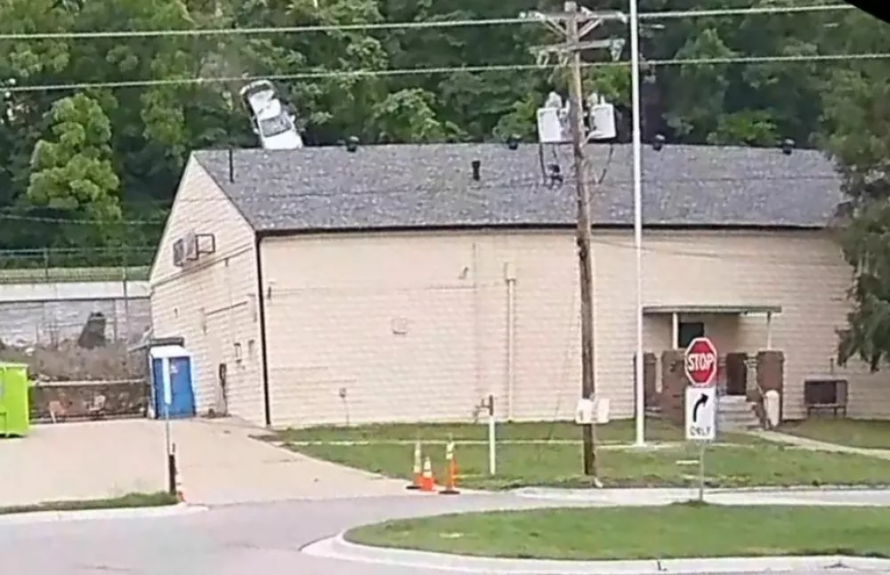 Na strehi oziroma v strehi doma veteranov v manj&scaron;em kraju Excelsior Springs v ameri&scaron;kem Missouriju je pred dnevi pristal avto. 