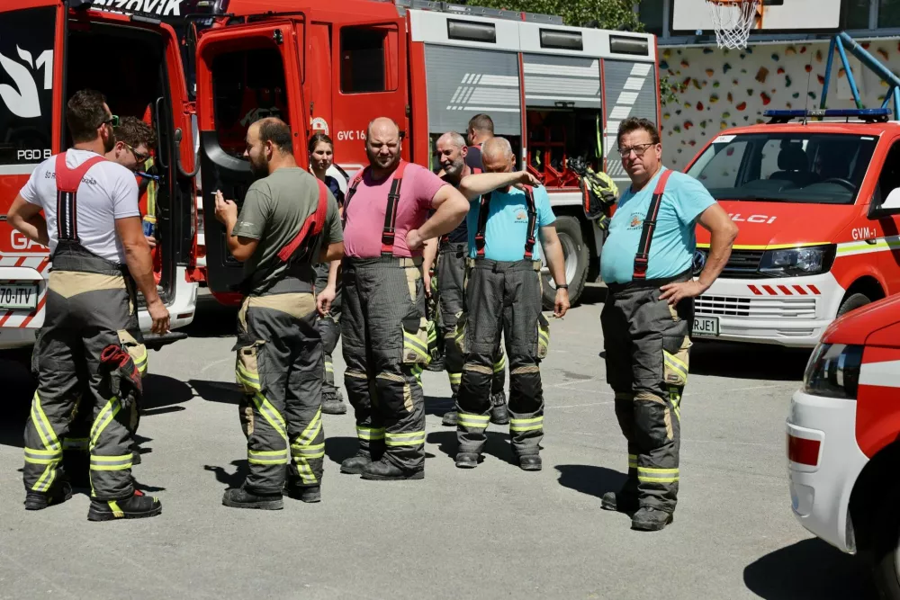 Obsežna gasilska vaja v Ljubljani in okolici. Poteka na 20 lokacijah, vključuje pa simulacije najrazličnej&scaron;ih intervencij, ki bi lahko bile realnost v primeru potresa.