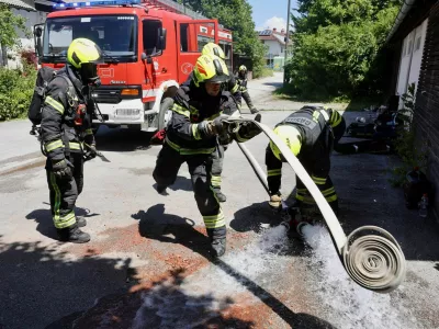 Obsežna gasilska vaja v Ljubljani in okolici. Poteka na 20 lokacijah, vključuje pa simulacije najrazličnej&scaron;ih intervencij, ki bi lahko bile realnost v primeru potresa.