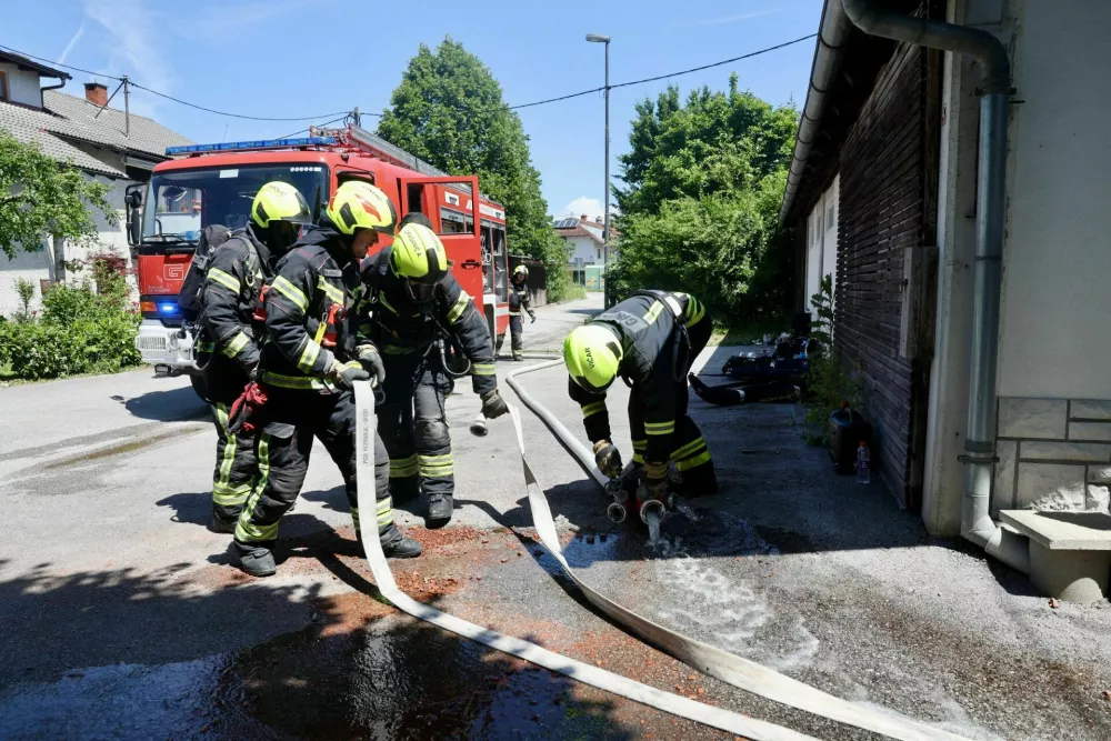Obsežna gasilska vaja v Ljubljani in okolici. Poteka na 20 lokacijah, vključuje pa simulacije najrazličnej&scaron;ih intervencij, ki bi lahko bile realnost v primeru potresa.