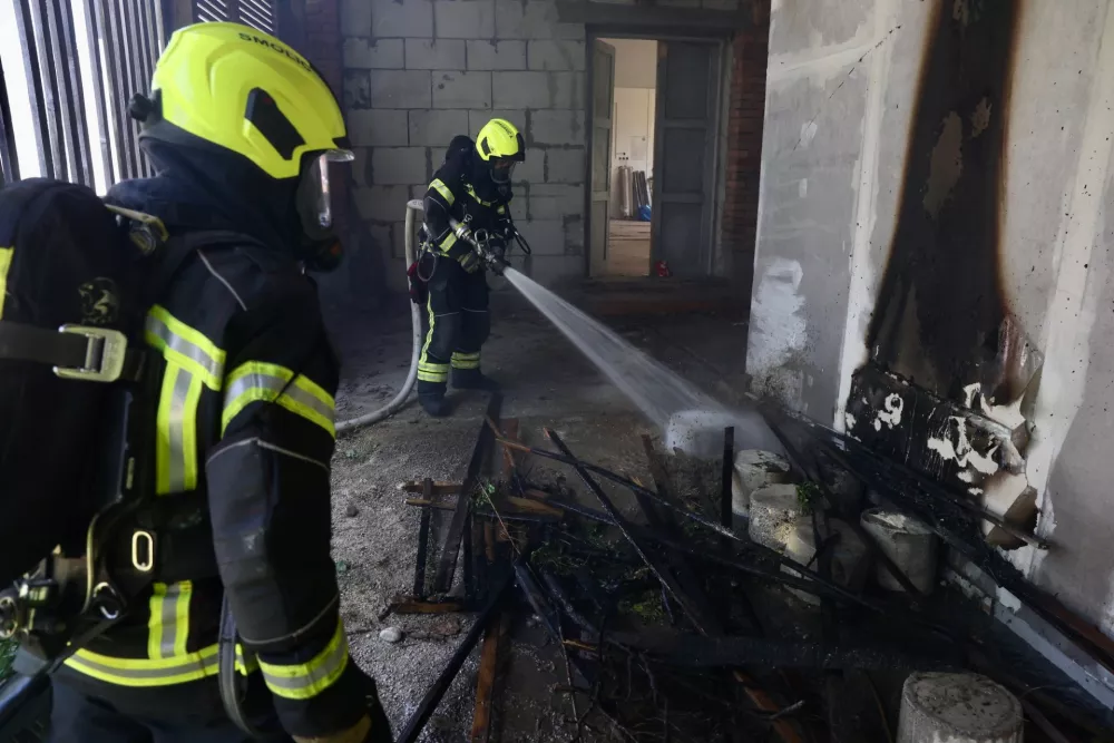 Obsežna gasilska vaja v Ljubljani in okolici. Poteka na 20 lokacijah, vključuje pa simulacije najrazličnej&scaron;ih intervencij, ki bi lahko bile realnost v primeru potresa.