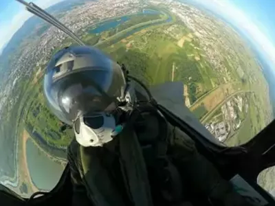 Posnetek iz kokpita, pilotske kabine francoskega lovskega letala na Hrva&scaron;kem. 