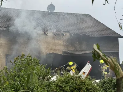 31 May 2025, North Rhine-Westphalia, Korschenbroich: Firefighters work at the crash site after an airplane crashed into a residential building. Photo: Sascha Rixkens/Einsatzreport Niederrhein/dpa