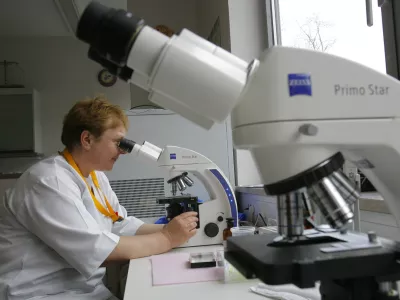 mikroskop.Primo Star Zeiss- SPS Nevrolo&scaron;ka klinika UKC v Ljubljani - Zalo&scaron;ka cesta, nova klinika za nevrologijo ///FOTO: Jaka AdamičOPOMBA: ZA OBJAVO V ČASOPISU DNEVNIK