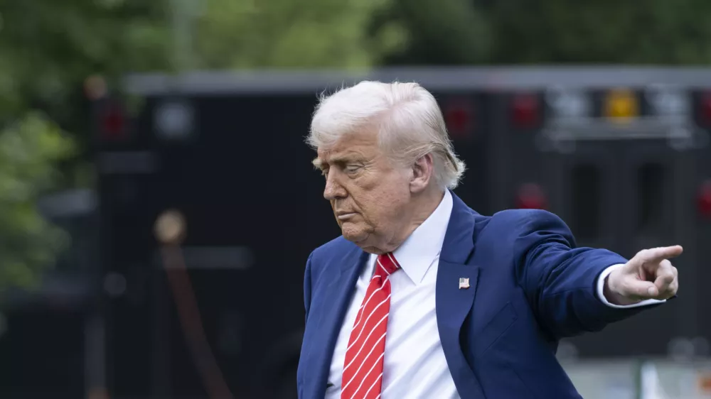 30 May 2025, US, WashingtonU.S. President Donald Trump departs the White House, May 30, 2025, in Washington, en route to U.S. Steel's Irvin Works in West Mifflin, Pennsylvania, where he will speak on a new investment deal between U.S. Steel and Japan's Nippon Steel. PhotoMehmet Eser/ZUMA Press Wire/dpa