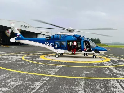 Policijski helikopter z ekipo gorskih re&scaron;evalcev.