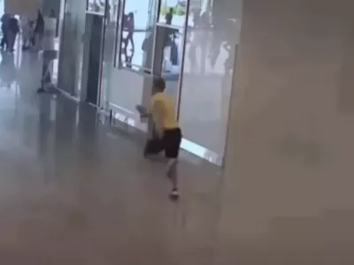 Nadzorne kamere so ga posnele, ko je stekel proti izhodu. / Foto: Nem&scaron;ka Zvezna Policija