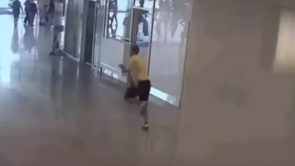 Nadzorne kamere so ga posnele, ko je stekel proti izhodu. / Foto: Nem&scaron;ka Zvezna Policija